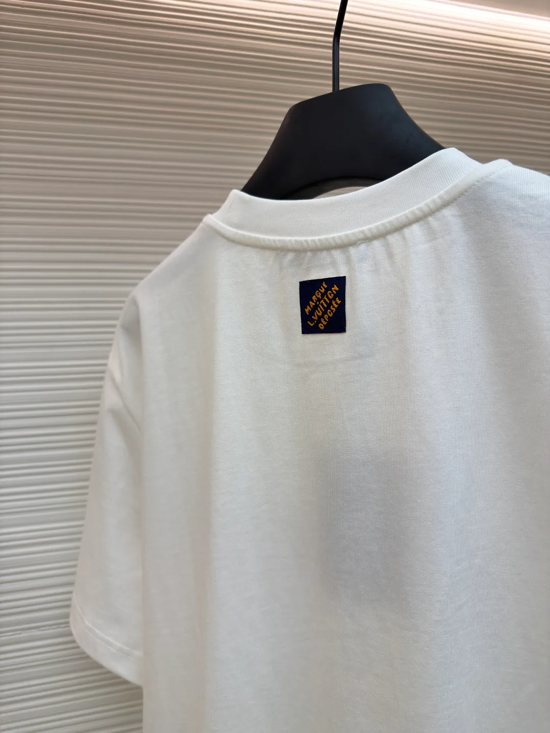 LOUIS VUITTON round neck short sleeves with hand-printed embroidery ●Original version: Purchased and developed at 9749 ●Item number: 1681489-X95 ●Material: long-staple cotton ●Technology: embroidery production ●Color: white ●Type: fitted version ●Weight: about 285 grams ●Size: S-M-L-XL ●Description: This Louis Vuitton women's short-sleeved T-shirt is exquisitely crafted. The fabric is made of high-count combed cotton and has been treated with mercerization. It feels soft and skin-friendly and has a high-grade luster. The brand logo on the chest adopts three-dimensional embroidery technology. The embroidery thread is specially dyed and reinforced. During the embroidery process, precise computer positioning and manual trimming are combined to make the letters smooth and three-dimensional and full of texture. The ribbing technology on the neckline has been woven and shaped many times to fit the neck and not be easily deformed. The body adopts seamless splicing technology to reduce friction and improve wearing comfort. From fabric selection to detailed embroidery, every craftsmanship demonstrates the brand's exquisite control of simple items. The overall wiring is straight and delicate, the fabric is comfortable and soft, and the color is consistent without color difference. It can be matched with the same style to create a fashionable look and control various occasions. Customized accessories, complete with three standards, same style for men and women!